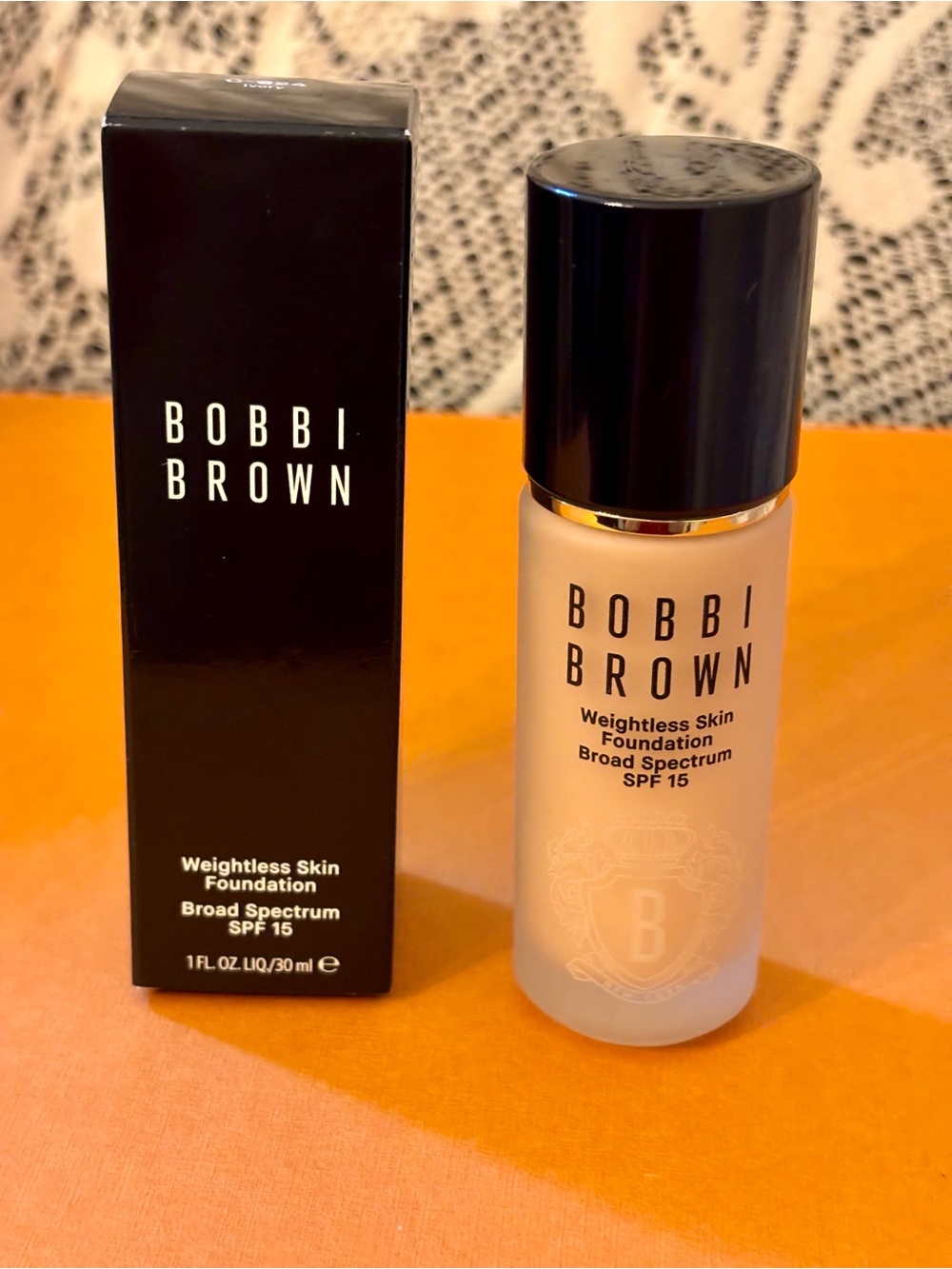 NIB Bobbi Brown Weightless Skin Foundation SPF 15 -Ivory( C-024)